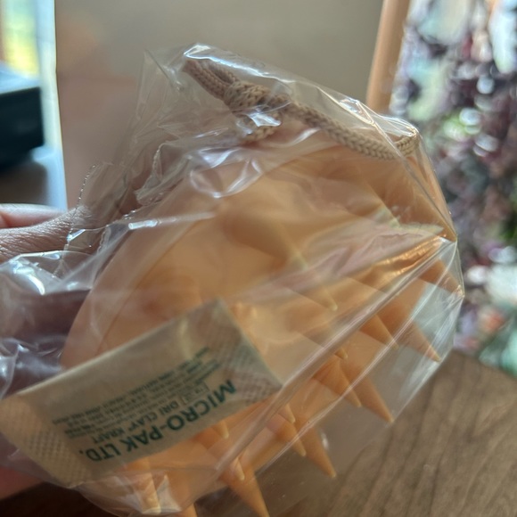 NWT Oaui scalp massager, hair wash massager for shower / peach color - Picture 3 of 4